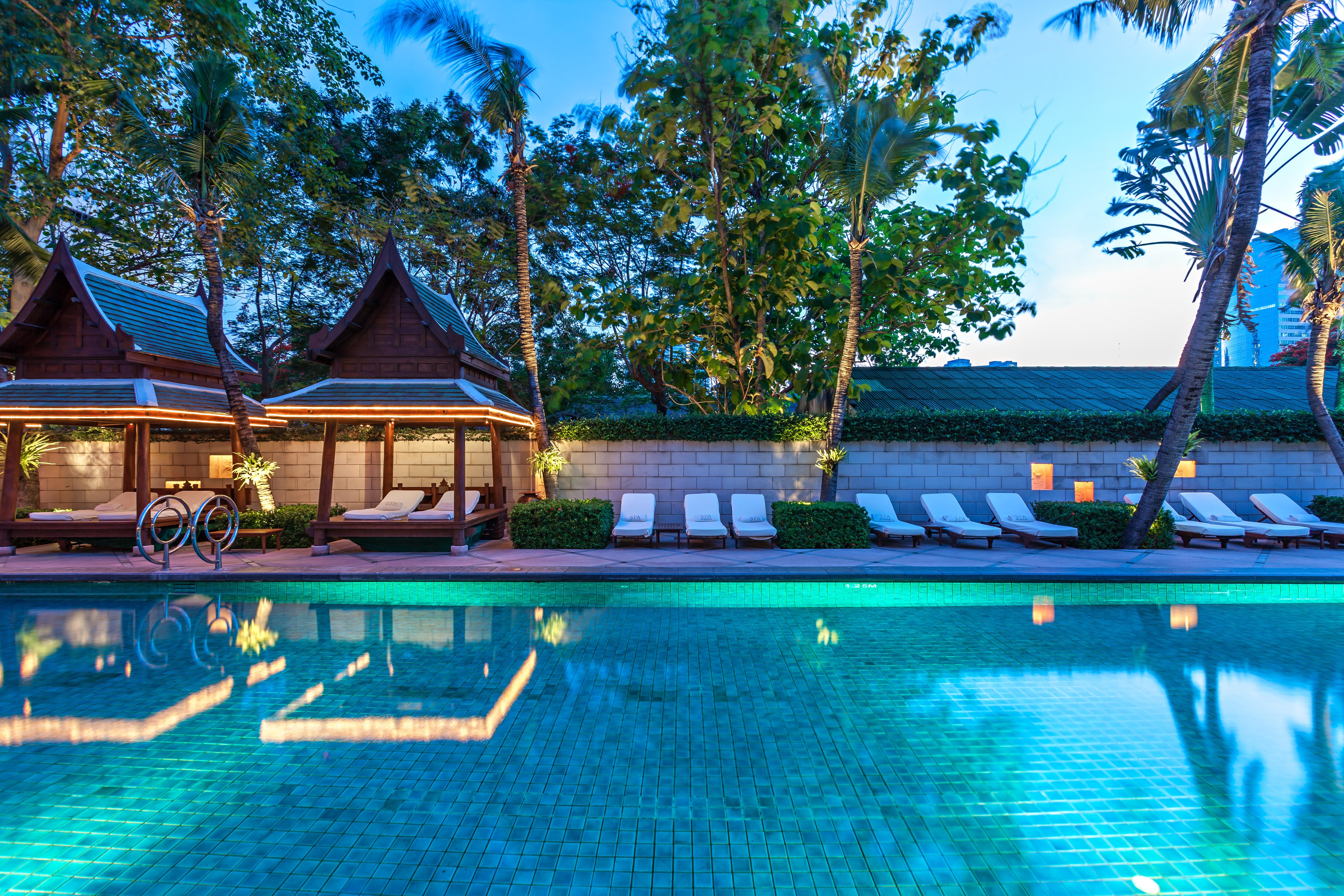 The Peninsula Bangkok Hotel Kültér fotó The swimming pool at the hotel